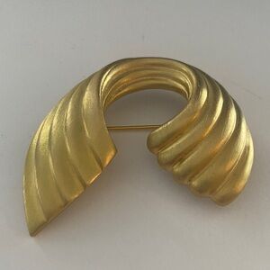 Casual Corner brushed flat Gold Swirl Brooch